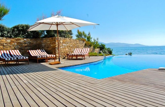 WATERFRONT VILLA PRIVATE ESTATE SWIMMING POOL AND SPA