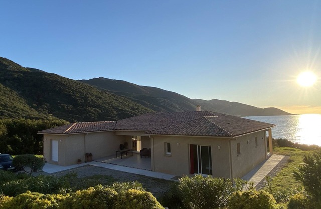 Waterfront villa - Access to a SUPERB cove - Jacuzzi (optional)