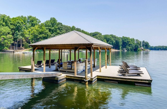 Waterfront w/Dock | Boat | Kayaks | Gym | Pets OK