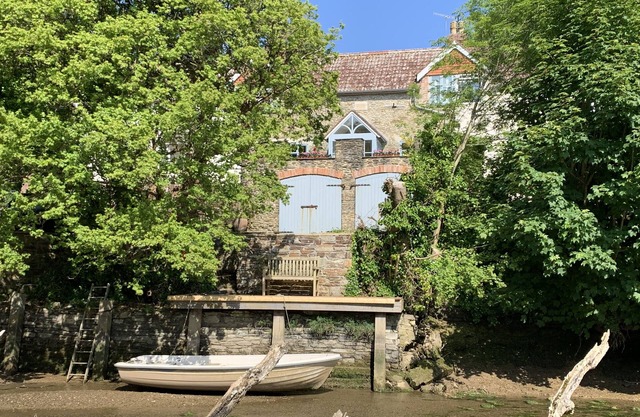 Waterside cottage in a magical setting on the Salcombe Estuary (sleeps 6 to 8)