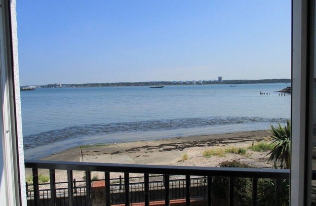 Waterside House with Sea views in Hythe