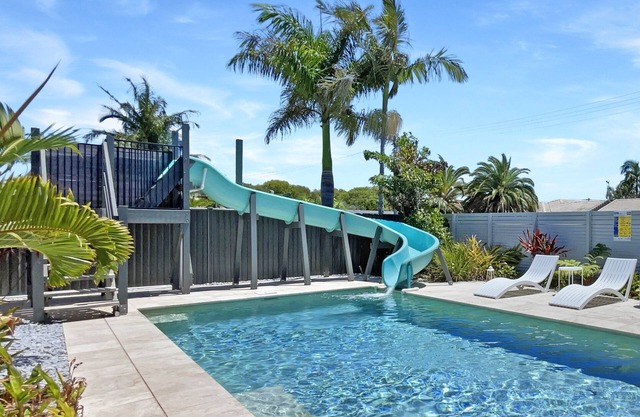Waterslide, Pool, Games Room ~Family Holiday~ Close to Beach Restaurants & Shops