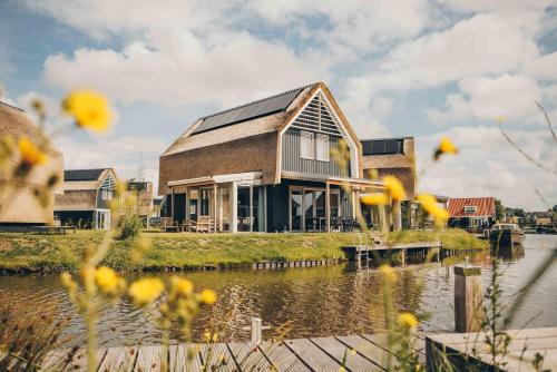 Watervilla buitenzijde met Sauna I 8 personen - Boutique Parc Pharshoeke