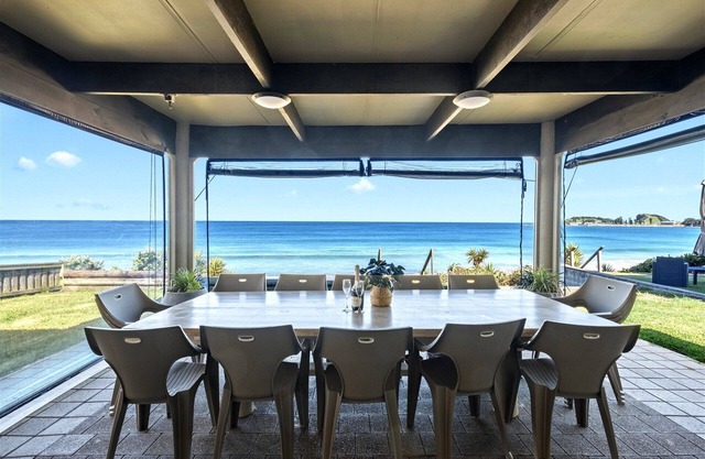 Waves at Wamberal, Wamberal