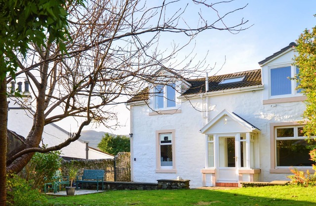 Wayside Cottage, sea views, quiet location