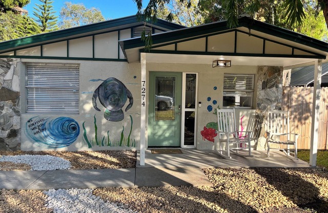 Weeki Wachee River deep canal 3BR Tranquil Riverside Escape ~ Hot Tub & Fire pit