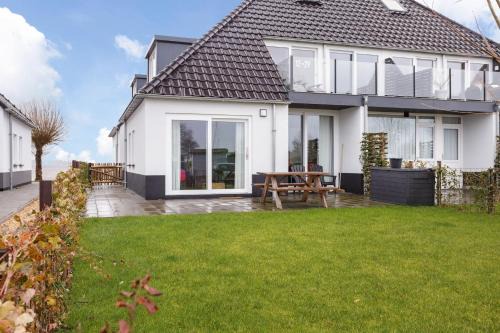 Welcome in - Beneden appartement direct aan het Sneekermeer met tuin