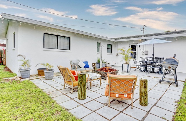 Welcome to Blue Beach Cottage~Easy walk to beach, fenced yard w/fire pit!