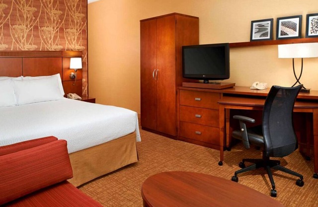 Welcome to Detroit Auburn Hills! Parks nearby and relax at our Indoor Pool!