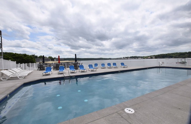 Welcome to Paradise! Heart of the Lake-Boat slip-Wtrfrt Pool-VERY CLEAN!