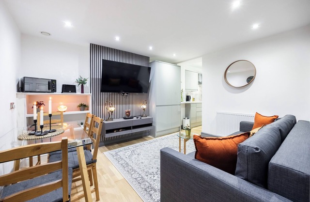 Welcome to Plotseeker’s 3 Bedroom Apartment by River Thames