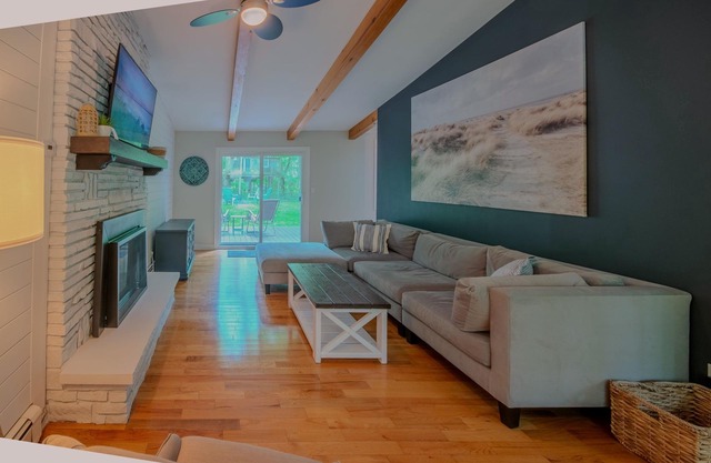 Welcome to Shoreline Beach Cottage – Your Peaceful Retreat by the Lake