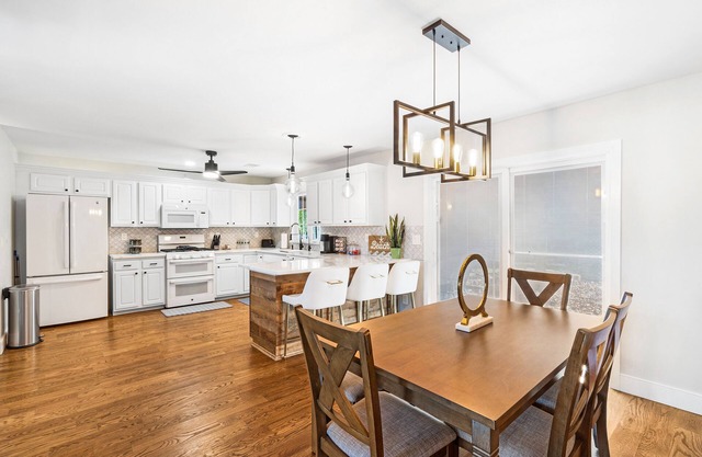 Welcome To Sunny Side Beachfront Getaway! A Perfect Family Vacation Home!
