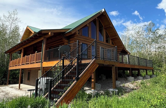 Welcome to the Mountains! Cozy Up in Our Cabin Retreat