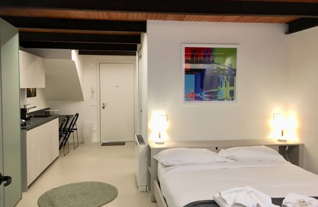 Welcome to this charming period building, which has been completely renovated and is located just a few steps from the Ponte Pietra and the charming Teatro Romano in Verona.the apartment is a tastefully furnished studio in a modern style.