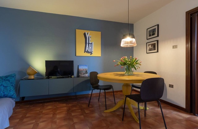 Welcome to this charming apartment in the heart of the city center, within walking distance of all major attractions, restaurants and stores, located in a beautiful building and tastefully decorated, on the fifth floor