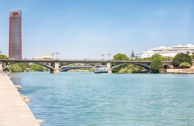 Welcome to this modern and comfortable apartment on the outskirts of Seville.