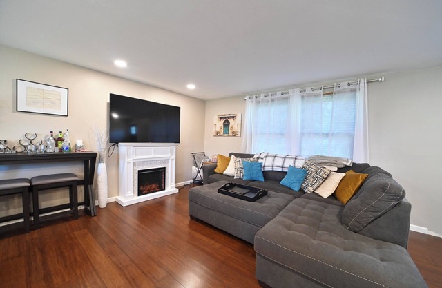 Welcoming 3-bedroom house with high-end finishes in Clay.