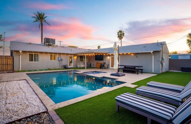 Welcoming 4-bedroom house with a Pool & Spa Near Old Town Scottsdale