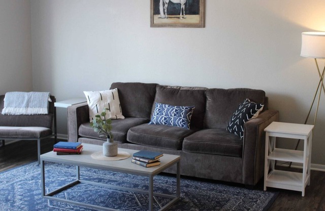 Welcoming 4BR near ISU with Pool