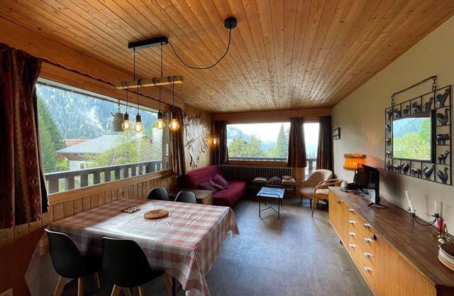 Welcoming 6-Person Apartment, Central Cernix, 50m to Shops and ESF