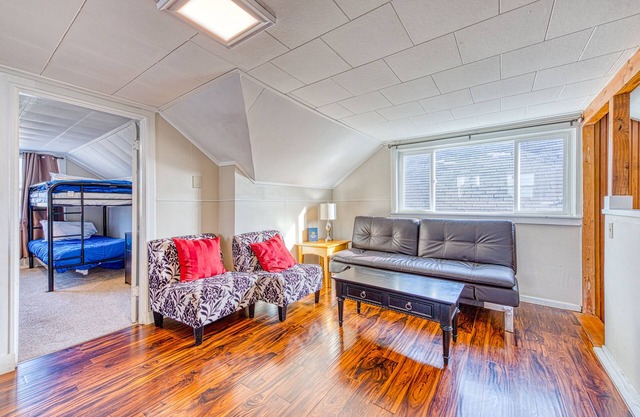 Welcoming dog-friendly retreat near beach, parks, and Lake Lytle