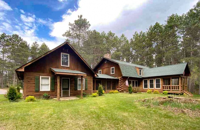 Welcoming dog-friendly cabin with firepit, screened-in porch, game room, & yard