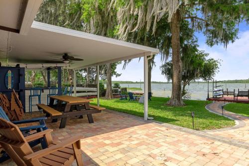 Welcoming Little Blue Lakehouse in Crystal River
