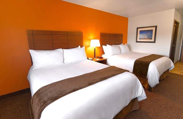 Welcoming Room with Kitchen Near Shopping & Dining Spots | Parking | BBQ Area