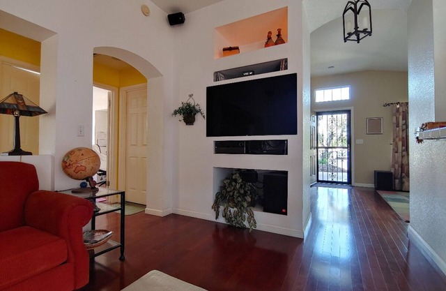 Well Appointed 2 Bedroom with Home Office in Elk Grove