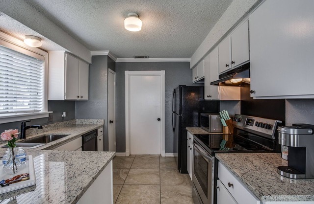 Well appointed home minutes from Kalahari and Downtown