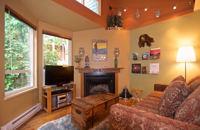 Well cared for townhouse- FREE parking, new Queen comfortable bed, new sofa-bed, spacious bedroom,