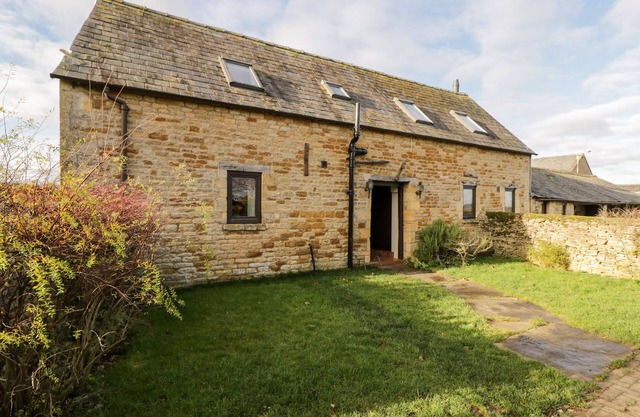 WELL COTTAGE, pet friendly, with a garden in Moreton-In-Marsh