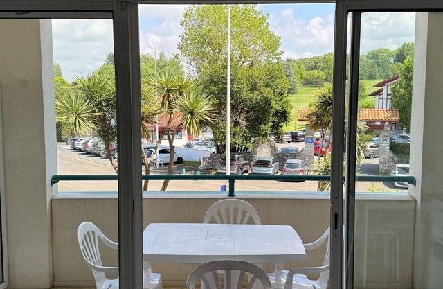 Well-equipped studio facing the golf course, with swimming pool and parking space