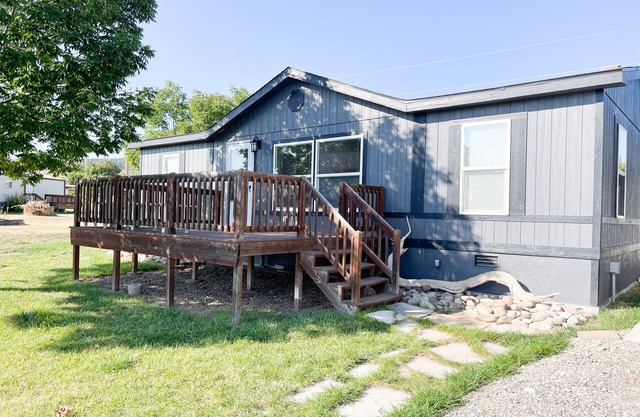 Well kept cozy home located right next to the Big Horn River and Yellowtail Dam