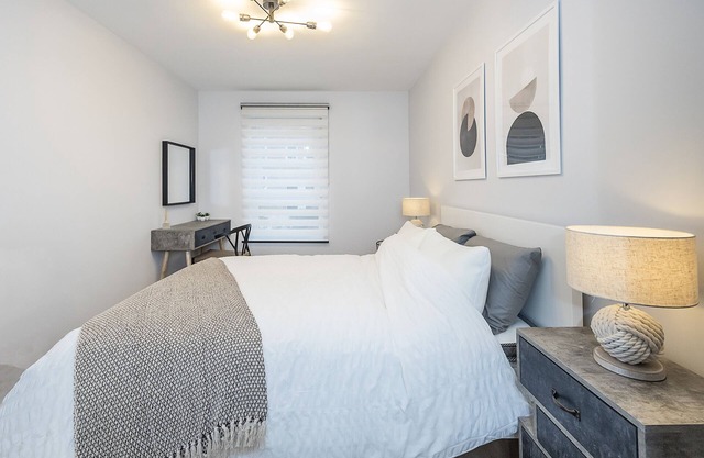 Well presented and stylish 2 bedroom apartment close to Station. Free Parking!
