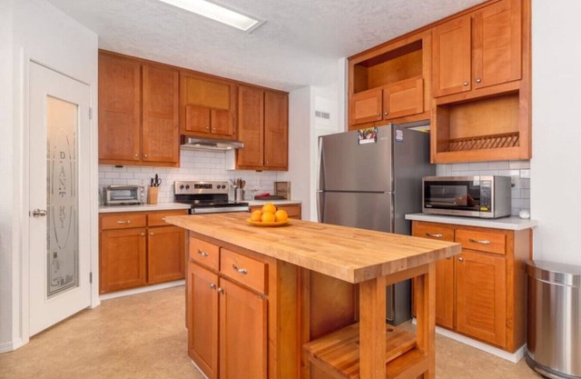 Wenatchee 1 · Work & Ski Friendly Mountain View Home w Fireplace