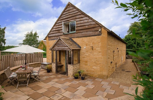West Barn Cottage, Shipton Oliffe - sleeps 4 guests in 2 bedrooms