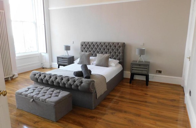 WEST END - Stunning, spacious, 3 bedroom, main door flat with private parking