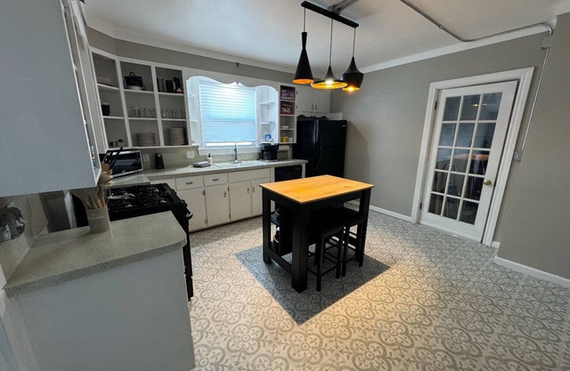 West Side Gem. 3-bedroom house in Grand Rapids with AC, WiFi, Laundry for 6
