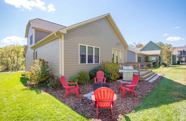 West Town Way - Downtown West Jefferson Home - Fireplace - Sleeps 8