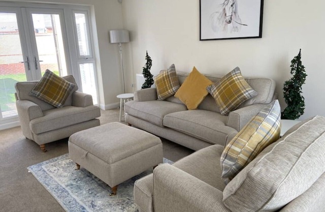 Westergate - 4 Bed Luxury Home with free parking
