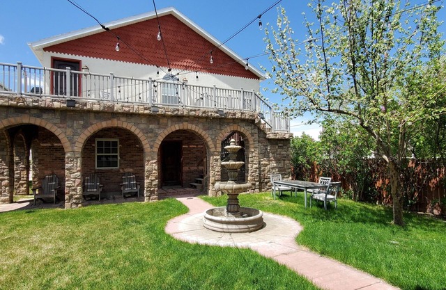 Western Carriage House Studio Suite- Western themed retreat- Full Kitchen & Bath