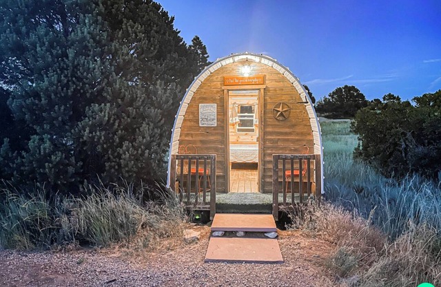 Western Wagon, Linens, Hot Showers, Stunning Views