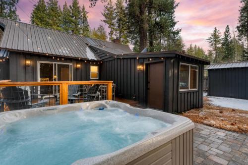 Westlake Cabin by AvantStay Hot Tub Near Skiing Walk to Restaurants Lake