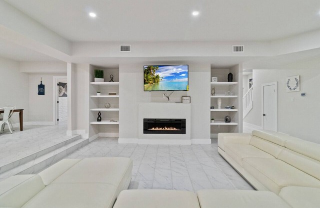 WeWelcome You to our 7 Bedroom 4 Bathroom Home