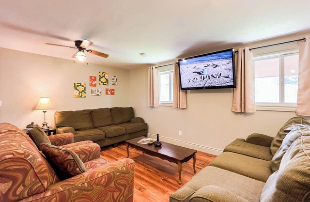 Wexford Cottage A Nostalgic Getaway in Point Clark