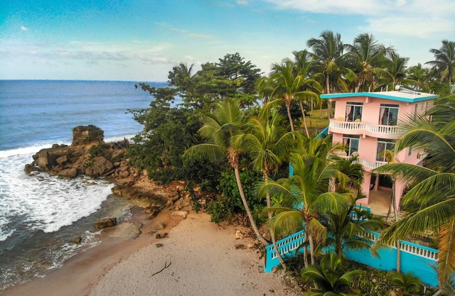 Whale Watcher Beachfront at Pools Beach with Amazing Views