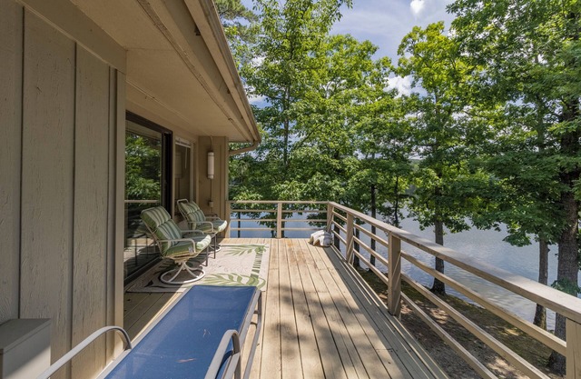 What-A-View HSV - Serene Lakeside Town Home