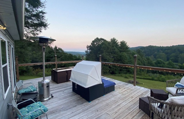 Whimsical Mountain Cottage with a View of the New River
